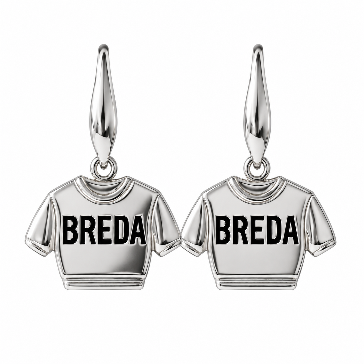 Zilverkleurige hangoorbellen in de vorm van een voetbalshirt met Breda in zwarte letters