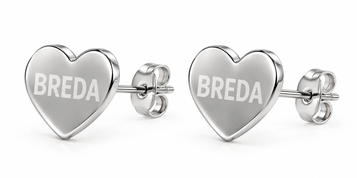 Zilverkleurige hartvormige oorbellen met Breda in de hartjes gegraveerd