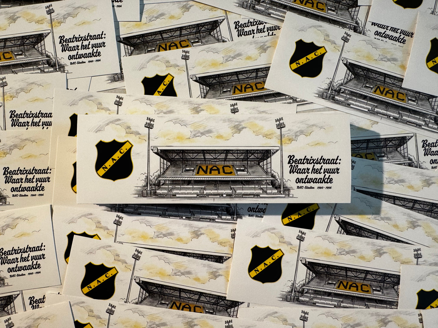 NAC Breda sticker met tekening van de oude tribune aan de Beatrixstraat en de tekst "Beatrixstraat: waar het vuur ontwaakte", NAC-Stadion 1940-1996