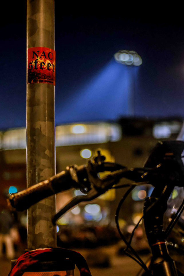 een nac sfeer sticker geplakt op een lataarnpaal naast het nac stadion