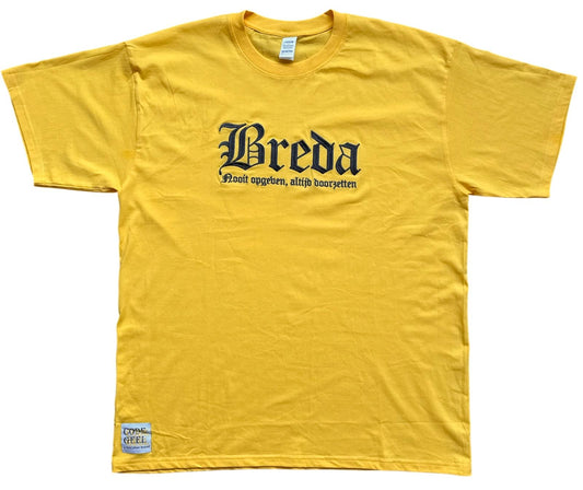 Geel T-shirt van NACsfeer.nl met in zwarte, gotische letters 'Breda' en daaronder in kleiner lettertype 'Nooit opgeven, altijd doorzetten', plat liggend op een witte achtergrond.