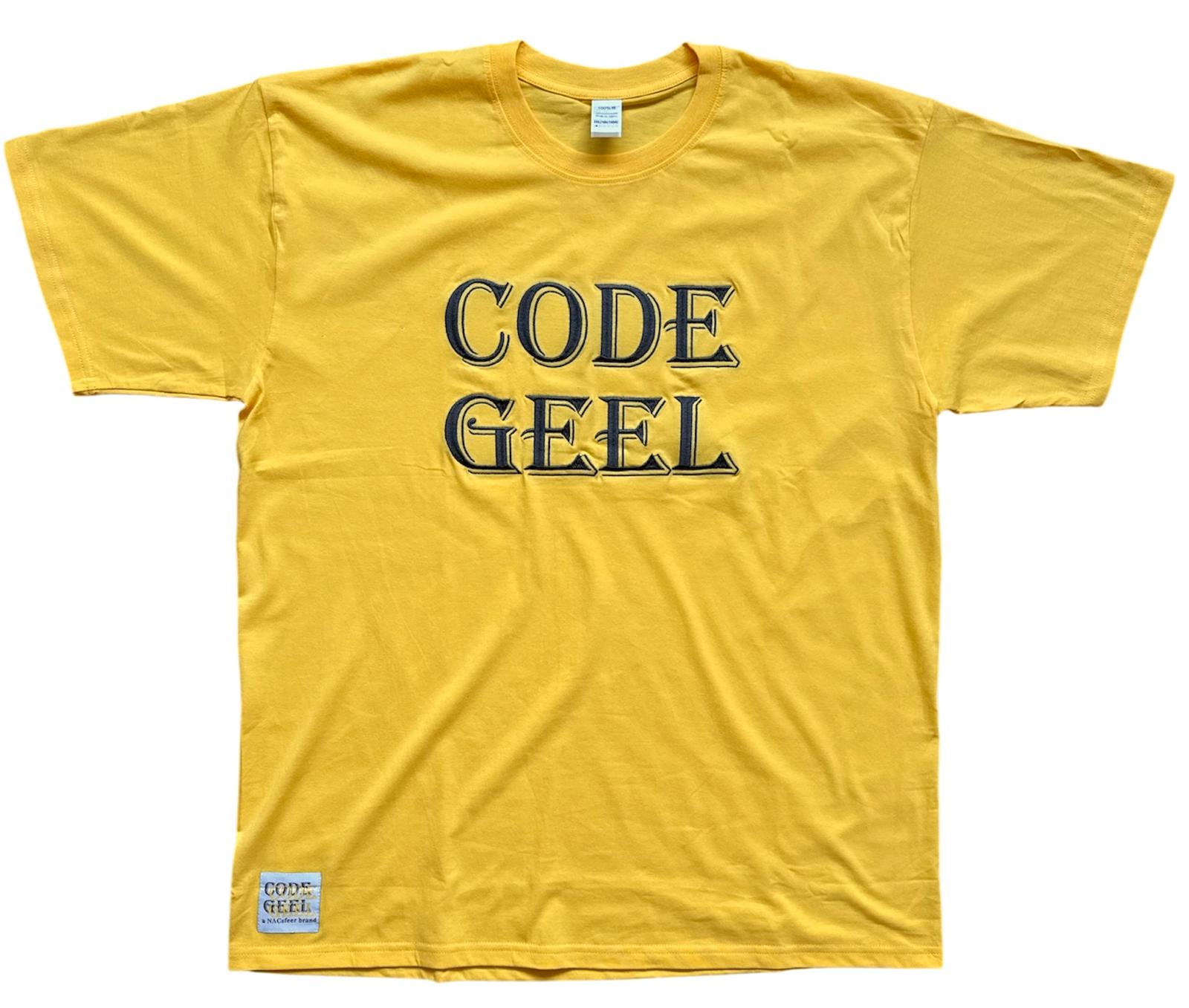 Geel T-shirt van NACsfeer.nl met de zwarte tekst 'CODE GEEL' in twee regels, plat liggend op een witte achtergrond.