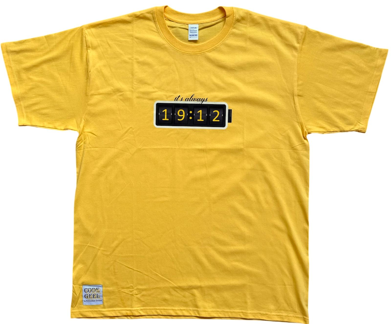 Geel T-shirt van NACsfeer.nl met de tekst 'it's always' erboven en daaronder '19:12' in een zwart kader met gele cijfers, plat liggend op een witte achtergrond.