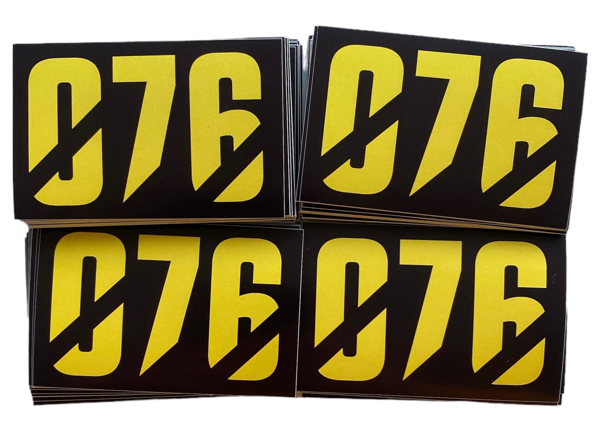 Deze foto toont vier stickers met het nummer "076" in gele letters tegen een zwarte achtergrond. "076" is het netnummer van Breda en wordt vaak gebruikt als een symbool van de stad. Deze stickers zijn perfect voor inwoners van Breda die hun lokale trots willen uiten. Ze zijn ideaal om te plakken op telefoons, laptops, auto's of andere persoonlijke spullen.