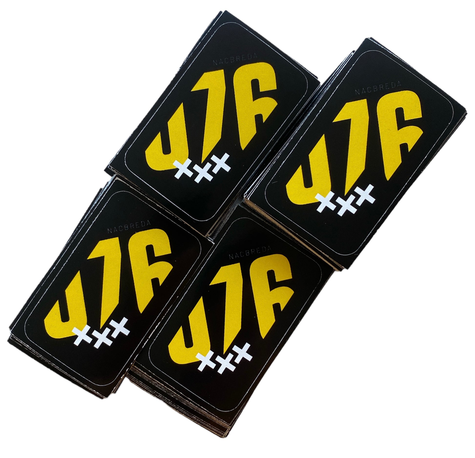 Deze foto toont vier stickers met het nummer "076" in gele letters en drie witte Andreaskruisen tegen een zwarte achtergrond. "076" is het netnummer van Breda en de Andreaskruisen zijn een symbool van de stad. Deze stickers zijn perfect voor inwoners van Breda die hun lokale trots willen uiten. Ze zijn ideaal om te plakken op telefoons, laptops, auto's of andere persoonlijke spullen.