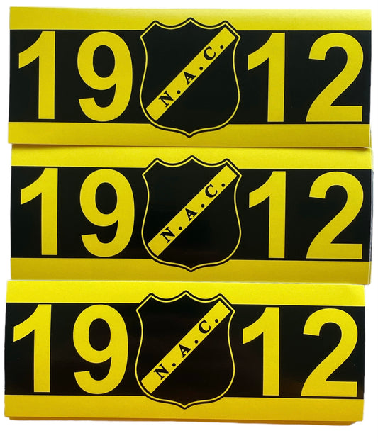 Deze foto toont drie rechthoekige stickers met het NAC Breda logo en het oprichtingsjaar 1912 in grote gele cijfers. De stickers hebben een zwart-gele kleurenschema. Deze stickers zijn perfect voor NAC Breda fans die hun clubliefde en verbondenheid met de rijke geschiedenis van de club willen uiten. Ze zijn ideaal om te plakken op telefoons, laptops, auto's of andere persoonlijke spullen.