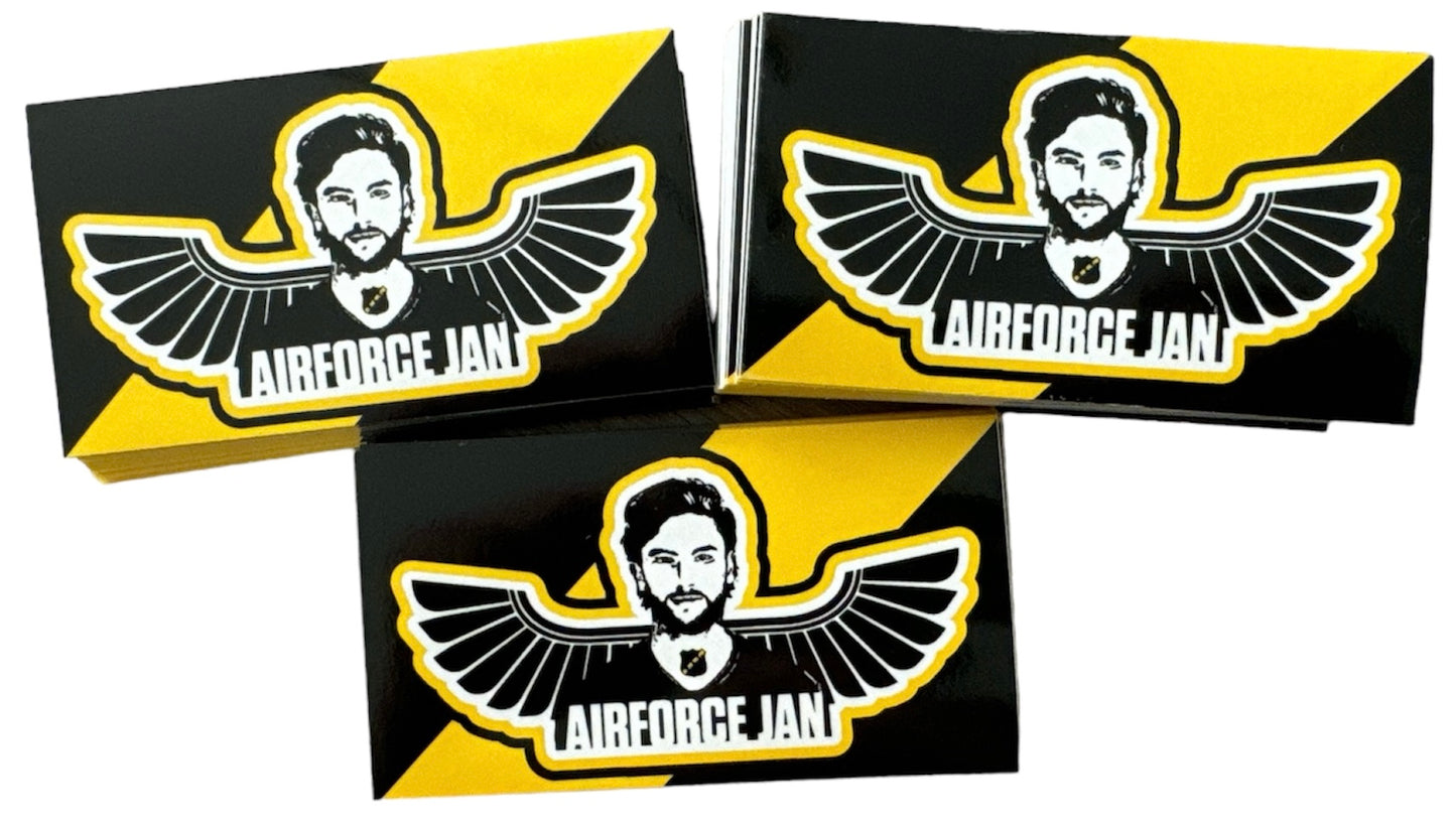 Deze foto toont drie stickers met een afbeelding van Airforce Jan, een Bredase artiest. De stickers hebben een zwart-geel kleurenschema en een stoere uitstraling. Deze stickers zijn perfect voor fans van Airforce Jan die hun steun willen uiten. Ze zijn ideaal om te plakken op telefoons, laptops, auto's of andere persoonlijke spullen.