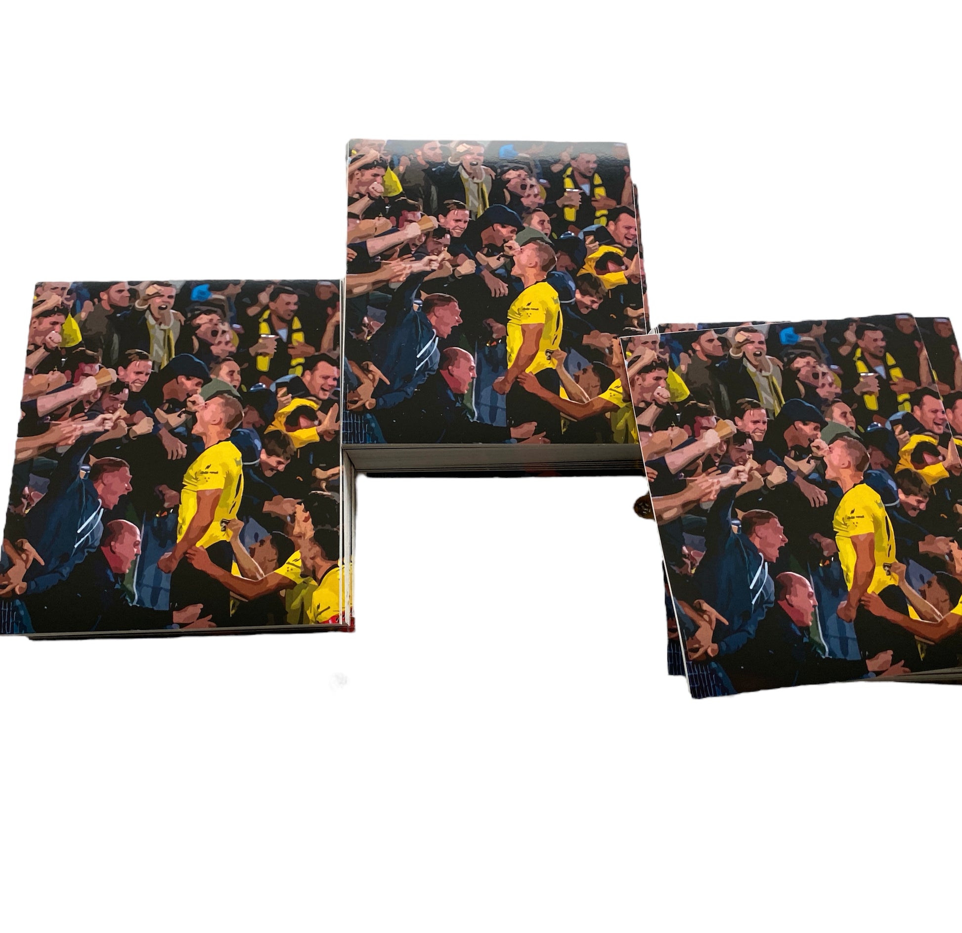 Deze foto toont vier stickers met afbeeldingen van NAC Breda speler Boy Kemper, omringd door fans. De stickers vangen de sfeer van een wedstrijd en de band tussen de spelers en supporters. Deze stickers zijn perfect voor NAC Breda fans die hun steun willen uiten voor de selectie. Ze zijn ideaal om te plakken op telefoons, laptops, auto's of andere persoonlijke spullen.