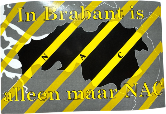 "Rechthoekige sticker met een grijze achtergrond en gele diagonale strepen, lijkend op waarschuwingstape. Centraal staat een zwarte omtrek van de provincie Noord-Brabant met daaroverheen gele diagonale strepen en de letters 'N A C'. Bovenaan staat in gele letters 'In Brabant is' en onderaan 'alleen maar NAC', afmetingen 16x8cm.