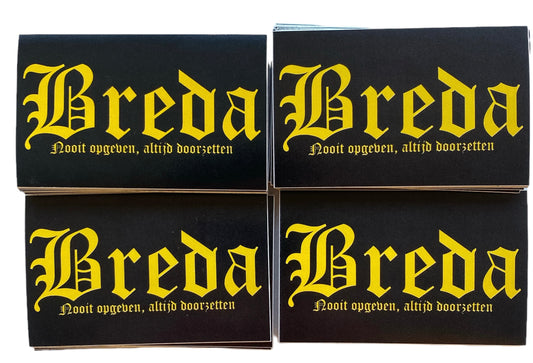 Deze foto toont vier stickers met het woord "Breda" in witte gotische letters en de tekst "Nooit opgeven, altijd doorzetten" eronder. Deze iconische spreuk is een motto van de club en symboliseert de vechtlust en vastberadenheid van NAC Breda. Deze stickers zijn perfect voor NAC Breda fans die hun clubliefde en verbondenheid met de stad Breda willen uiten. Ze zijn ideaal om te plakken op telefoons, laptops, auto's of andere persoonlijke spullen. Deze stickers zijn zwart met gele tekst