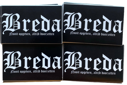 Deze foto toont vier stickers met het woord "Breda" in witte gotische letters en de tekst "Nooit opgeven, altijd doorzetten" eronder. Deze iconische spreuk is een motto van de club en symboliseert de vechtlust en vastberadenheid van NAC Breda. Deze stickers zijn perfect voor NAC Breda fans die hun clubliefde en verbondenheid met de stad Breda willen uiten. Ze zijn ideaal om te plakken op telefoons, laptops, auto's of andere persoonlijke spullen. Deze stickers zijn zwart met witte tekst