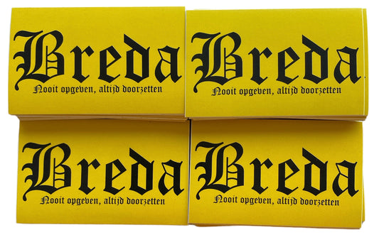 Deze foto toont vier stickers met het woord "Breda" in witte gotische letters en de tekst "Nooit opgeven, altijd doorzetten" eronder. Deze iconische spreuk is een motto van de club en symboliseert de vechtlust en vastberadenheid van NAC Breda. Deze stickers zijn perfect voor NAC Breda fans die hun clubliefde en verbondenheid met de stad Breda willen uiten. Ze zijn ideaal om te plakken op telefoons, laptops, auto's of andere persoonlijke spullen. Deze stickers zijn geel met zwarte tekst