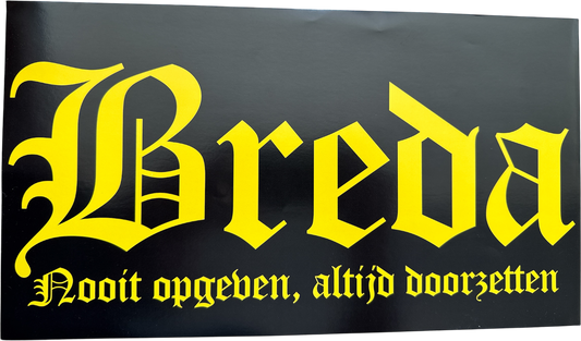 Zwarte sticker met in geel gotisch schrift 'Breda' en daaronder de tekst 'Nooit opgeven, altijd doorzetten' in hetzelfde gele lettertype, afmetingen 36x20cm.