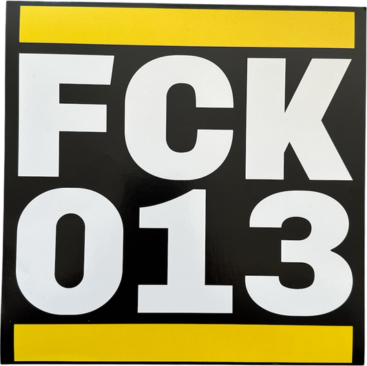 Een enkele vierkante 'FCK 013' sticker van 22x22cm met de tekst "FCK 013" in grote witte blokletters op een zwarte achtergrond, met een gele horizontale streep bovenaan en onderaan.
