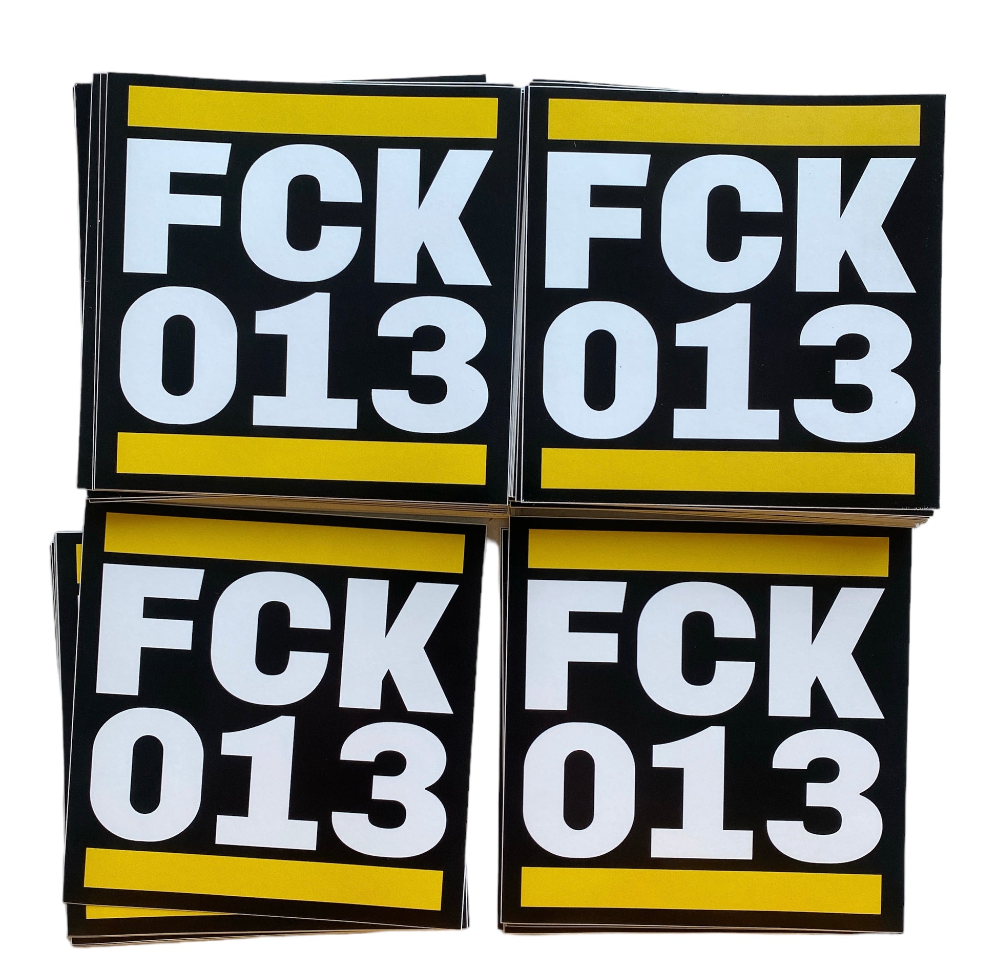 Deze foto toont vier stickers met de tekst "FCK 013" in witte, blokletterige letters tegen een zwarte achtergrond. De stickers hebben een gele rand aan de boven- en onderkant. "FCK" is een afkorting van een krachtterm, en "013" verwijst naar het netnummer van Tilburg, de stad van de aartsrivaal van NAC Breda, Willem II. Deze stickers zijn een provocerende uiting van clubliefde en rivaliteit, ideaal voor gebruik in het stadion of als decoratie. Ze zijn perfect om te plakken op telefoons
