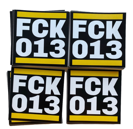 Deze foto toont vier stickers met de tekst "FCK 013" in witte, blokletterige letters tegen een zwarte achtergrond. De stickers hebben een gele rand aan de boven- en onderkant. "FCK" is een afkorting van een krachtterm, en "013" verwijst naar het netnummer van Tilburg, de stad van de aartsrivaal van NAC Breda, Willem II. Deze stickers zijn een provocerende uiting van clubliefde en rivaliteit, ideaal voor gebruik in het stadion of als decoratie. Ze zijn perfect om te plakken op telefoons