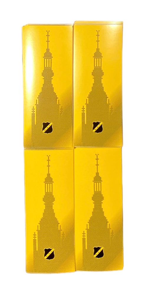 Deze foto toont vier gele stickers met een afbeelding van de Grote Kerk van Breda en het NAC Breda logo. De Grote Kerk is een iconisch symbool van Breda en wordt vaak geassocieerd met de club. Deze stickers zijn perfect voor NAC Breda fans die hun clubliefde en verbondenheid met de stad Breda willen uiten. Ze zijn ideaal om te plakken op telefoons, laptops, auto's of andere persoonlijke spullen.