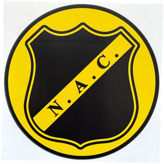 Ronde sticker met een gele buitenrand en een zwart schild in het midden, omrand met geel. Over het schild loopt een diagonale gele band met daarop de zwarte letters 'N. A. C.', afmetingen 22cm rond.