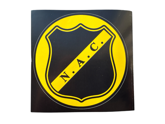 Ronde NAC Breda sticker met het clublogo in geel op een zwart schild, omringd door een gele rand.