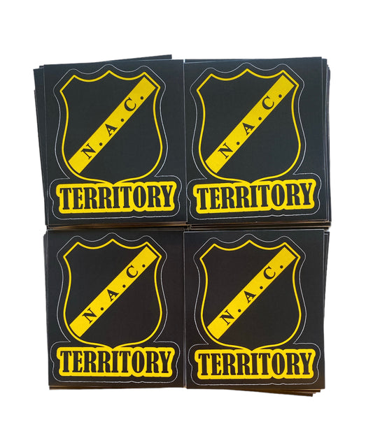 Deze foto toont vier stickers met het NAC Breda logo en de tekst "Territory". De stickers hebben een zwart-gele kleurenschema en een stoere uitstraling. Deze stickers zijn perfect voor NAC Breda fans die hun clubliefde en territorium willen claimen. Ze zijn ideaal om te plakken op telefoons, laptops, auto's of andere persoonlijke spullen.