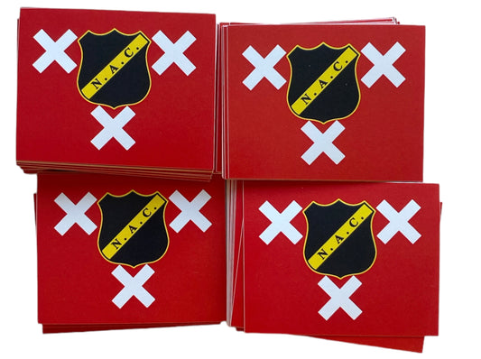 Deze foto toont vier rode stickers met het NAC Breda logo en witte Andreaskruisen, een symbool van Breda. Deze stickers zijn perfect voor NAC Breda fans die hun clubliefde en verbondenheid met de stad Breda willen uiten. Ze zijn ideaal om te plakken op telefoons, laptops, auto's of andere persoonlijke spullen.