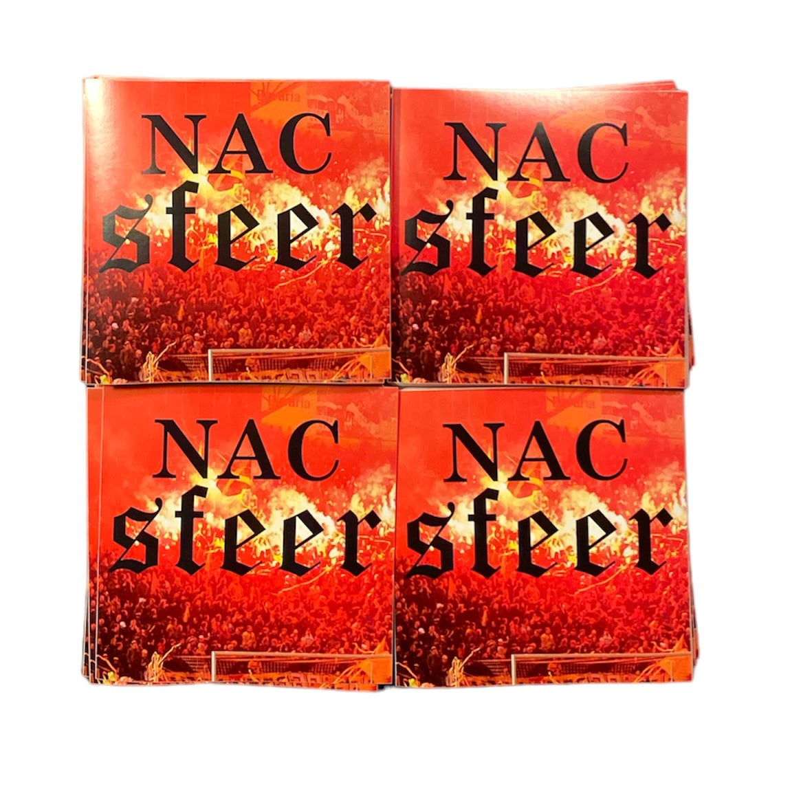 Deze foto toont vier stickers met de tekst "NACsfeer" in gotische letters tegen een rode achtergrond met een afbeelding van een menigte NAC Breda supporters met fakkels. Deze stickers zijn perfect voor NAC Breda fans die de unieke sfeer van de club willen vieren. Ze zijn ideaal om te plakken op telefoons, laptops, auto's of andere persoonlijke spullen.