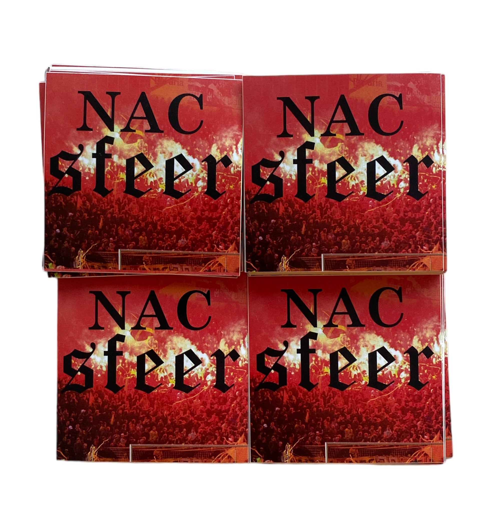 Deze foto toont vier stickers met de tekst "NACsfeer" in gotische letters tegen een rode achtergrond met een afbeelding van een menigte NAC Breda supporters met fakkels. Deze stickers zijn perfect voor NAC Breda fans die de unieke sfeer van de club willen vieren. Ze zijn ideaal om te plakken op telefoons, laptops, auto's of andere persoonlijke spullen.