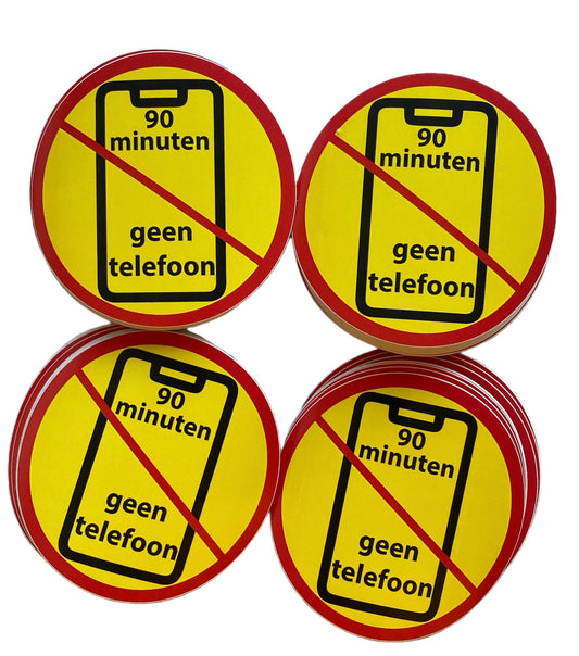 Deze foto toont ronde stickers met de tekst "90 minuten geen telefoon" en een afbeelding van een telefoon met een verbodsteken. Deze stickers zijn perfect voor voetbalfans die tijdens de wedstrijd niet gestoord willen worden door hun telefoon. De stickers zijn geel met zwarte tekst en een rode rand. Ze zijn ideaal om te plakken op telefoons, laptops, auto's of andere persoonlijke spullen en natuurlijk in het stadion.