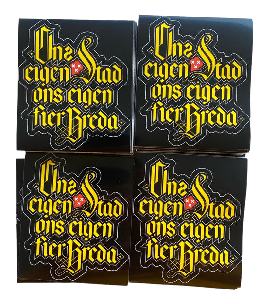 Deze foto toont vier stickers met de tekst "Ons eigen stad, ons eigen fier Breda" in gotische letters. De stickers zijn zwart met witte tekst en rode Andreaskruisen, een symbool van Breda. Deze stickers zijn perfect voor NAC Breda fans die hun clubliefde en verbondenheid met de stad Breda willen uiten. Ze zijn ideaal om te plakken op telefoons, laptops, auto's of andere persoonlijke spullen.