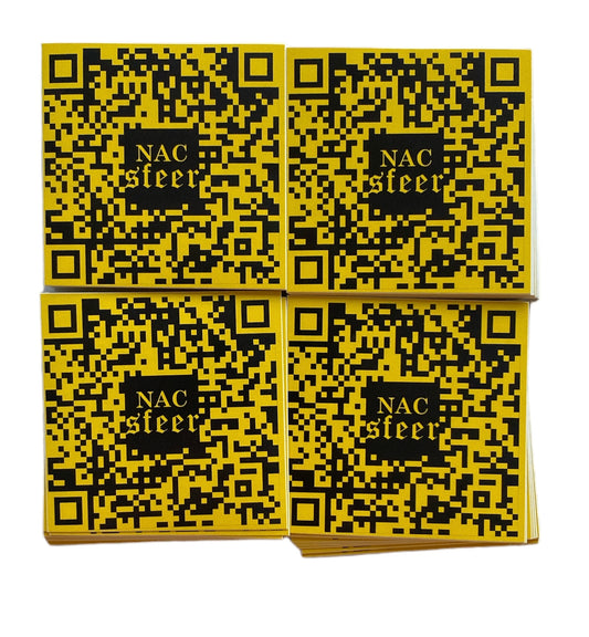 Deze foto toont vier gele stickers met een QR-code en de tekst "NACsfeer". De QR-code leidt naar een website, video of andere online content die de sfeer rondom NAC Breda laat zien. Deze stickers zijn perfect voor NAC Breda fans die de unieke sfeer van de club willen delen en beleven. Ze zijn ideaal om te plakken op telefoons, laptops, auto's of andere persoonlijke spullen.