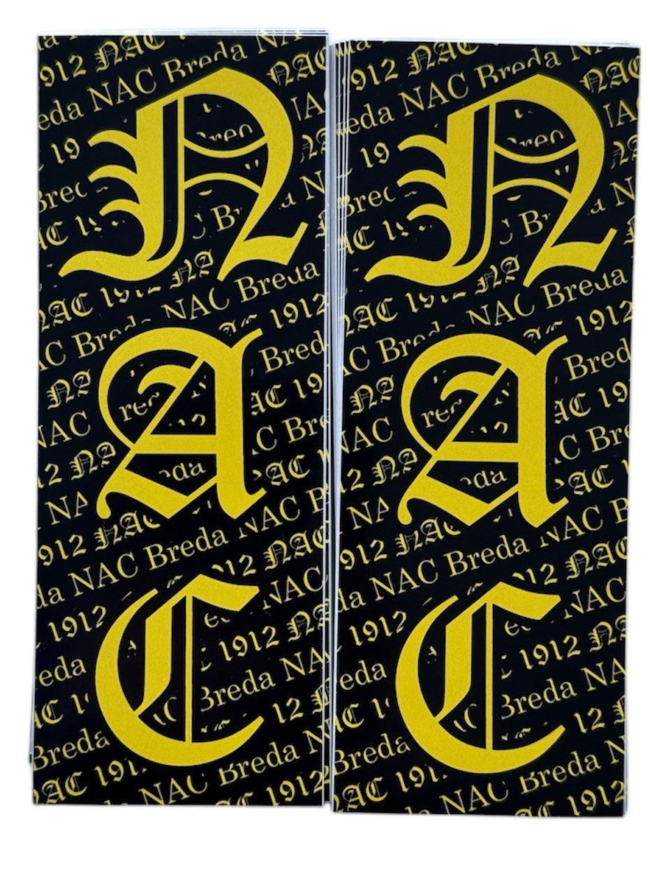 een langwerpige sticker met de tekst nac erop