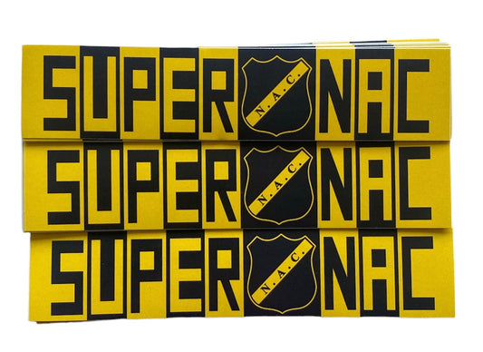 Deze foto toont drie stickers met de tekst "SUPER NAC" en het NAC Breda logo. De stickers hebben een geel-zwart kleurenschema en een opvallende uitstraling. Deze stickers zijn perfect voor NAC Breda fans die hun onvoorwaardelijke steun willen uiten. Ze zijn ideaal om te plakken op telefoons, laptops, auto's of andere persoonlijke spullen.