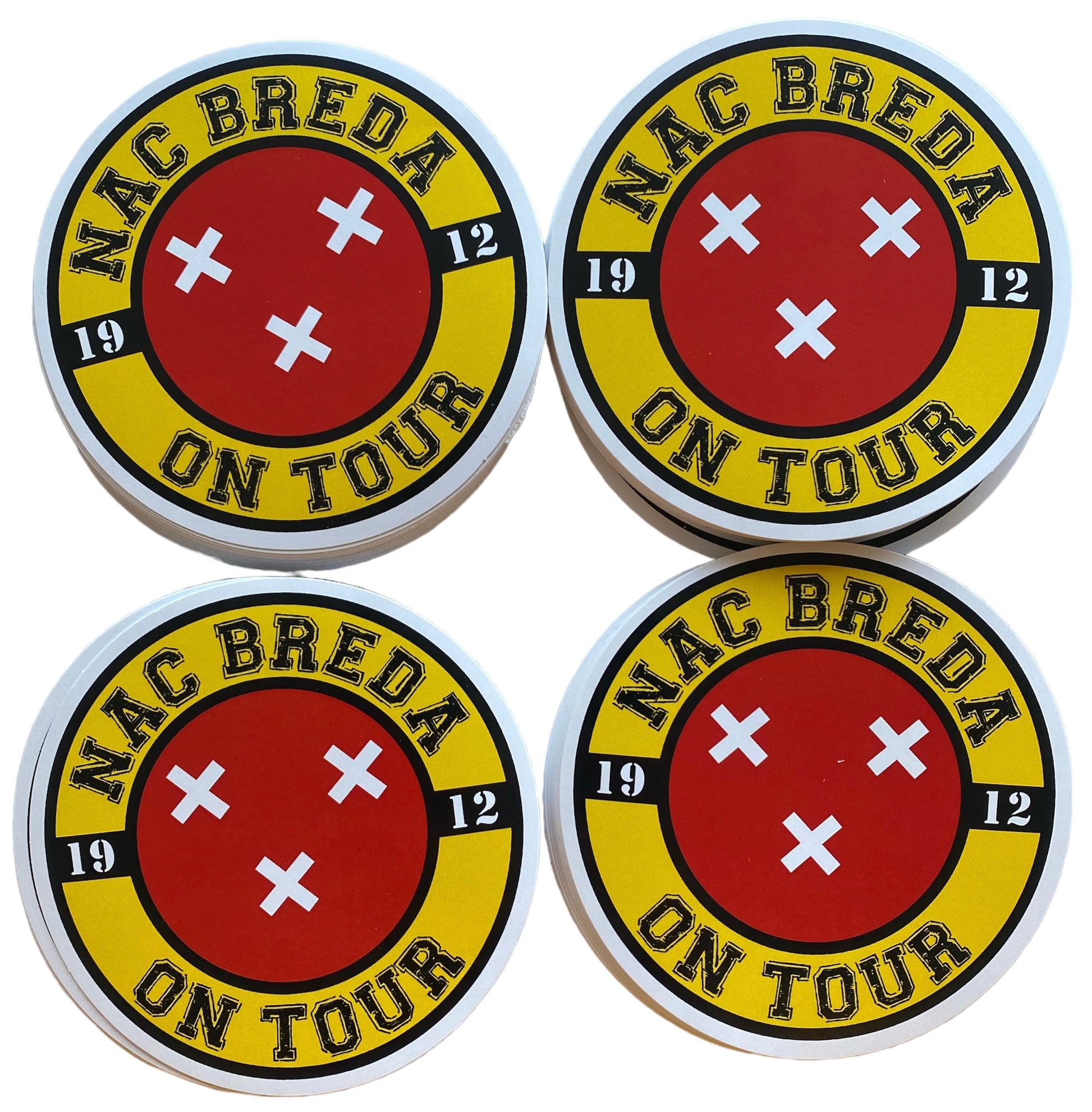 Deze foto toont ronde stickers met het NAC Breda logo, de tekst "On Tour" en het oprichtingsjaar 1912. De stickers hebben een rood-geel-zwarte kleurenschema en zijn versierd met Andreaskruisen, een symbool van Breda. Deze stickers zijn perfect voor NAC Breda fans die hun clubliefde willen uiten tijdens uitwedstrijden. Ze zijn ideaal om te plakken op auto's, laptops, telefoons of andere persoonlijke spullen.