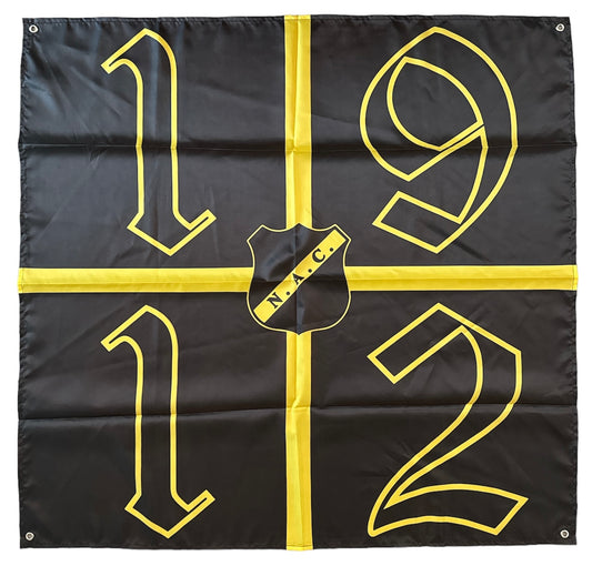 Deze foto toont een zwarte NAC Breda vlag met het oprichtingsjaar van de club, 1912, in grote gele cijfers. In het midden van de vlag staat het iconische NAC clublogo. De vlag is verdeeld in vier vlakken door gele lijnen. Deze vlag is een eerbetoon aan de rijke geschiedenis van NAC Breda en een perfecte manier om je clubliefde te tonen. Ideaal voor wedstrijden, sfeeracties en als decoratie.