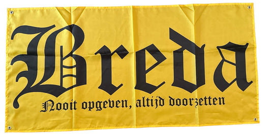 Deze foto toont een zwarte NAC Breda vlag met het woord "Breda" in witte gotische letters en de tekst "Nooit opgeven, altijd doorzetten" eronder. Deze iconische spreuk is een motto van de club en symboliseert de vechtlust en vastberadenheid van NAC Breda. Deze vlag is een perfecte manier om je steun te tonen aan NAC Breda en je verbondenheid met de stad Breda te uiten. Ideaal voor wedstrijden, sfeeracties en als decoratie. Deze vlag is geel met zwarte tekst