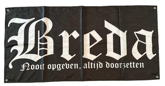 Deze foto toont een zwarte NAC Breda vlag met het woord "Breda" in witte gotische letters en de tekst "Nooit opgeven, altijd doorzetten" eronder. Deze iconische spreuk is een motto van de club en symboliseert de vechtlust en vastberadenheid van NAC Breda. Deze vlag is een perfecte manier om je steun te tonen aan NAC Breda en je verbondenheid met de stad Breda te uiten. Ideaal voor wedstrijden, sfeeracties en als decoratie. Deze vlag is zwart met witte tekst