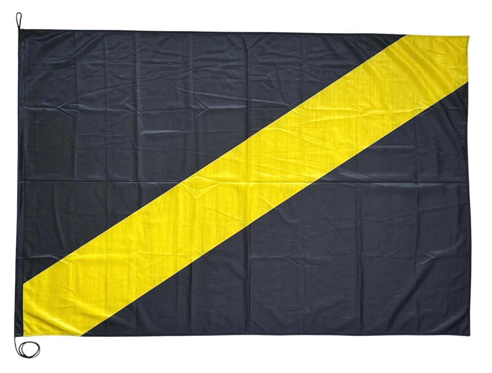 De verenigingsvlag van NAC Breda, zwart met een opvallende gele diagonale baan van linksboven naar rechtsonder, plat liggend op een witte achtergrond.