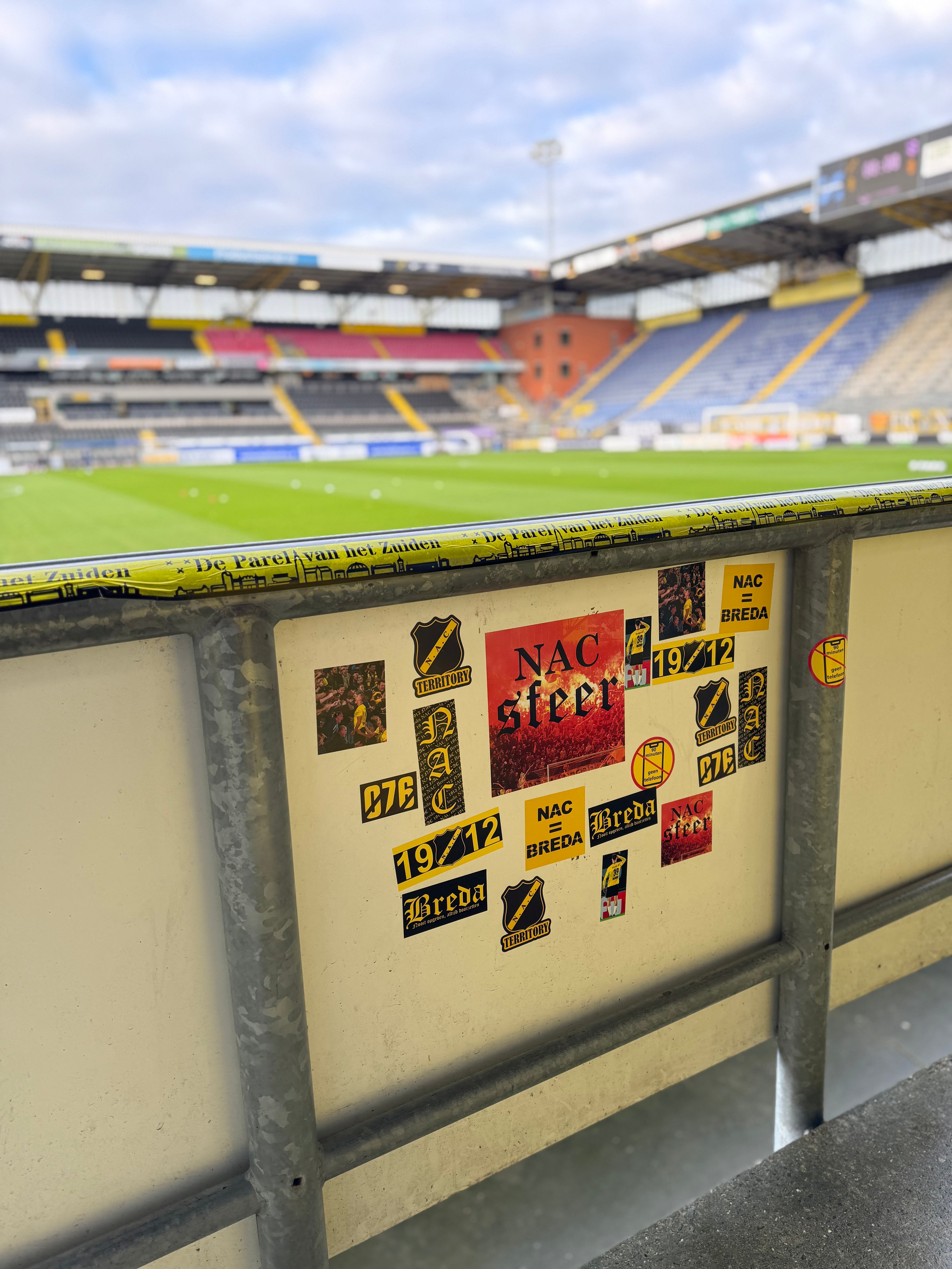 een aantal nacsfeer stickers geplakt in het nac stadion