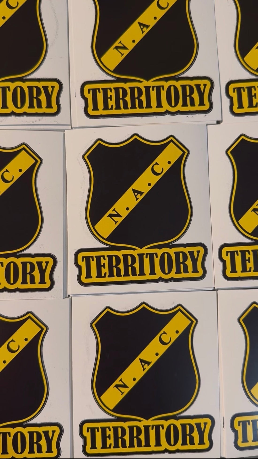 NAC Territory sticker met geel-zwart NAC-schild, te koop bij NACsfeer.nl
