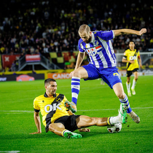 Leo Greiml stopt Kevin van Veen met een sliding tijdens NAC Breda - FC Eindhoven