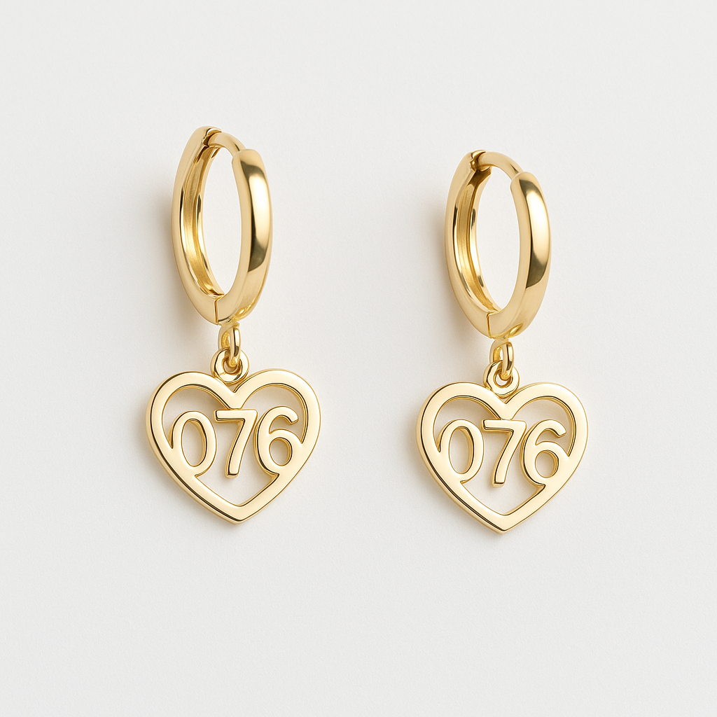 Gouden hangoorbellen met een open hartje-hanger met het netnummer 076
