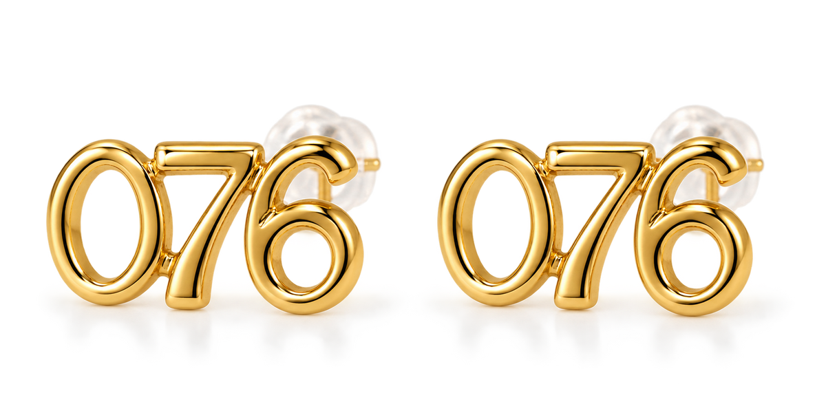 Gouden oorbellen in de vorm van het cijfer 076