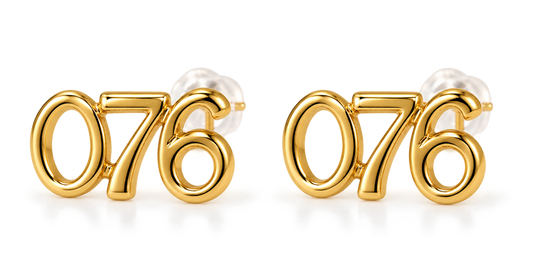 Gouden oorbellen in de vorm van het cijfer 076