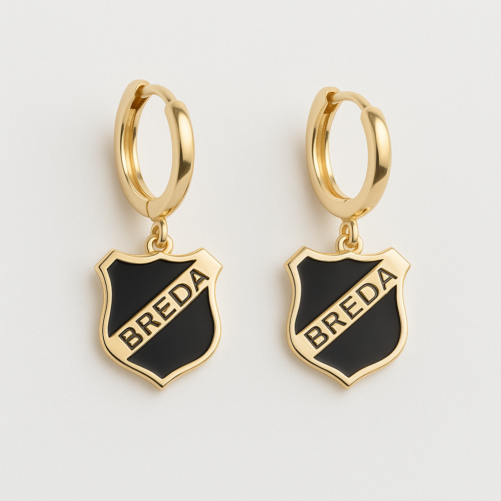 Gouden hangoorbellen met een zwart schild-hanger met Breda op een gouden baan