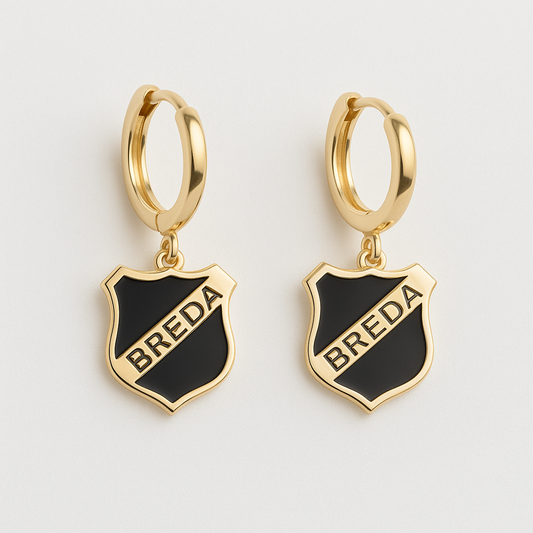 Gouden hangoorbellen met een zwart schild met Breda erop