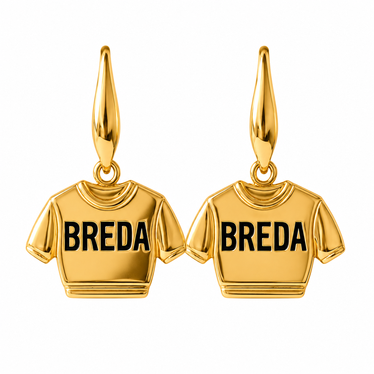 Gouden hangoorbellen in de vorm van een voetbalshirt met Breda in zwarte letters