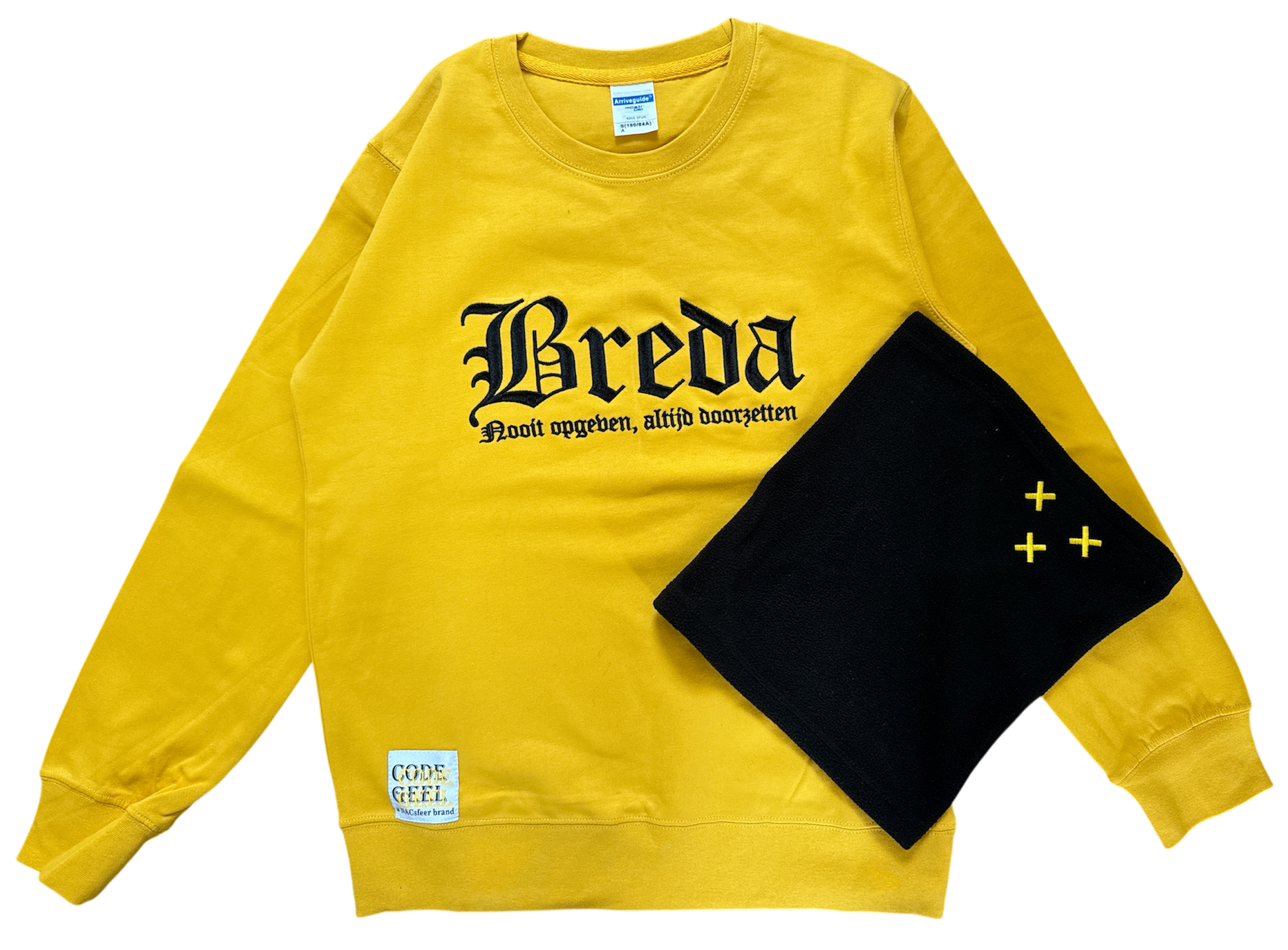 Een gele NAC Breda trui met de tekst 'Breda Nooit opgeven, altijd doorzetten' ligt naast een zwarte fleece nekwarmer met drie geborduurde gele Andreaskruisen op een donkere achtergrond