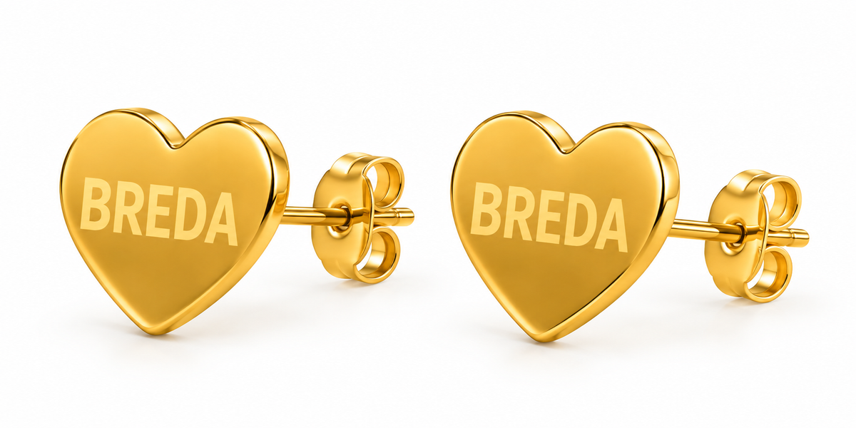 Gouden hartvormige oorstekers met Breda in de hartjes gegraveerd