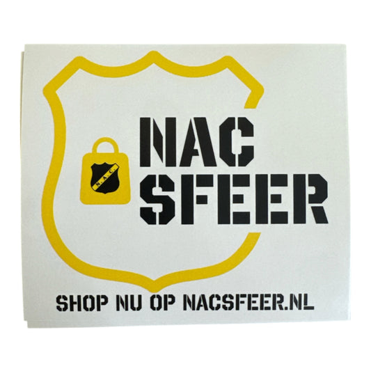 Witte NACsfeer.nl sticker met zwarte tekst NAC SFEER, geel tasje met NAC-logo en de tekst SHOP NU OP NACSFEER.NL