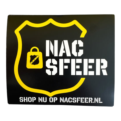 Zwarte NACsfeer sticker in schildvorm met geel logo, hangslot en tekst "Shop nu op NACsfeer.nl"